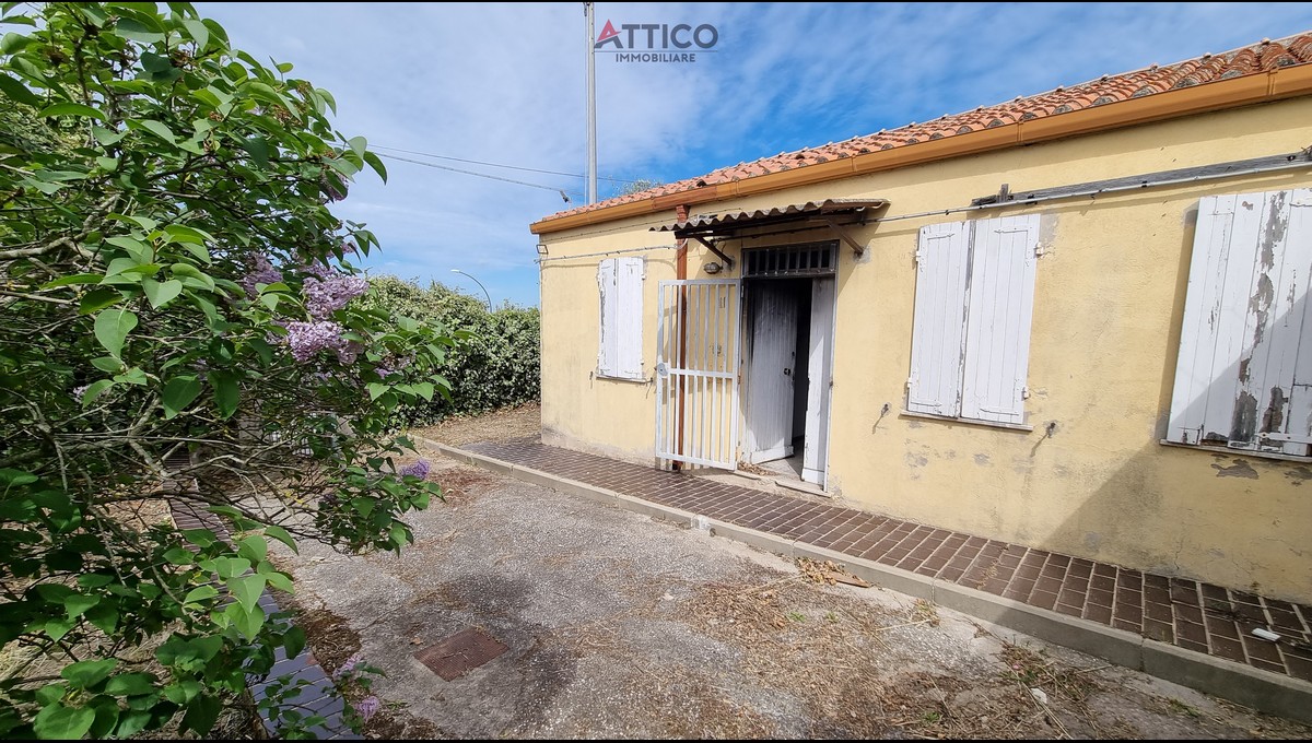 Casa indipendente da ristrutturare con giardino nei pressi del Centro ...